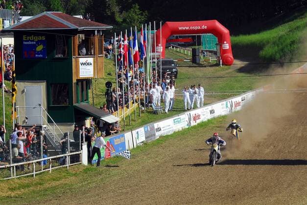 Sieger Stephan Katt kommt knapp vor Enrico Janoschka (beide Deutschland) ins Ziel Lauf um den Bergringpokal in Teterow 2015