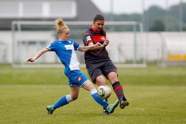 v.li.: Annika Köllner (TSG 1899 Hoffenheim Damen II) im Zweikampf, Duell, duel, tackle mit Jennifer Röding (ETSV Würzburg), Fussball, 2. Frauen-Bundesliga Süd, TSG 1899 Hoffenheim II - ETSV Würzburg, xfsx
