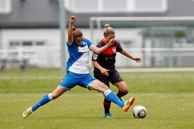 v.li.: Tabea Waßmuth (TSG 1899 Hoffenheim Damen II) im Zweikampf, Duell, duel, tackle mit Antonia Heider (ETSV Würzburg), Fussball, 2. Frauen-Bundesliga Süd, TSG 1899 Hoffenheim II - ETSV Würzburg, xfsx