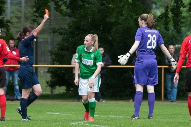 GER, 2.FFBL, Werder Bremen vs BV Cloppenburg 25.05.2015, Platz 12, Bremen, GER, 2.FFBL, Werder Bremen vs BV Cloppenburg, im Bild Alexandra Crone (BV Cloppenburg 28) foult Cindy König Koenig (SV WERDER Bremen 11) rote Karte durch Schiedsrichterin Susan Kunkel nphxKokenge