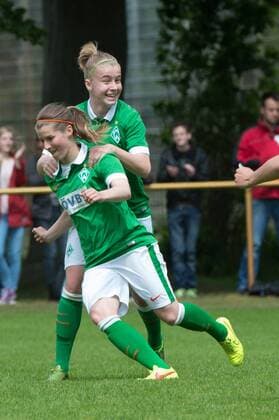 GER, 2.FFBL, Werder Bremen vs BV Cloppenburg 25.05.2015, Platz 12, Bremen, GER, 2.FFBL, Werder Bremen vs BV Cloppenburg, im Bild 1 zu = per Freistoß durch Marie-Loise Eta (SV WERDER Bremen 06) Jubel mit der Mannschaft nphxKokenge