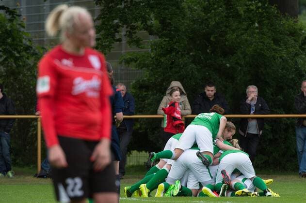 GER, 2.FFBL, Werder Bremen vs BV Cloppenburg 25.05.2015, Platz 12, Bremen, GER, 2.FFBL, Werder Bremen vs BV Cloppenburg, im Bild 3 zu 0 durch Nadine Moelter (SV WERDER Bremen 02) Jubel mit M. Wallenhorst (SV WERDER Bremen 25) li Cindy König Koenig (SV WERDER Bremen 11) nphxKokenge