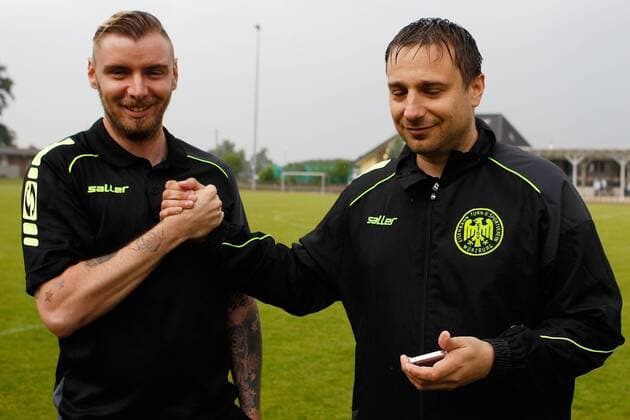 v.li.: Athletiktrainer Achim Kaufmann (ETSV Würzburg), Trainer Christian Breunig (ETSV Würzburg) klatschen ab, Fussball, 2. Frauen-Bundesliga Süd, TSG 1899 Hoffenheim II - ETSV Würzburg, xfsx