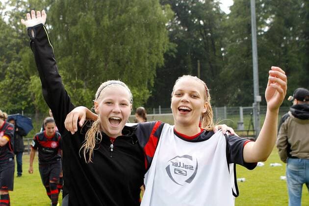 v.li.: Franziska Thomas (ETSV Würzburg), Sophia Dietze (ETSV Würzburg) jubeln über den Klassenerhalt, Fussball, 2. Frauen-Bundesliga Süd, TSG 1899 Hoffenheim II - ETSV Würzburg, xfsx
