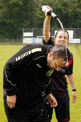 v.li.: Trainer Christian Breunig (ETSV Würzburg) Julia Manger (ETSV Würzburg) mit Bier geduscht, Fussball, 2. Frauen-Bundesliga Süd, TSG 1899 Hoffenheim II - ETSV Würzburg, xfsx