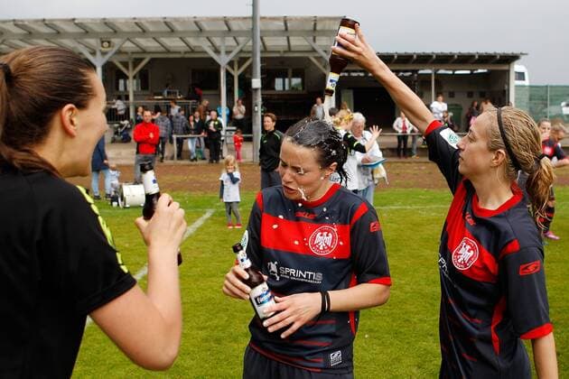 v.li.: Medina Desic (ETSV Würzburg), Julia Manger (ETSV Würzburg) wird von Carina Schlangen (ETSV Würzburg) mit Bier geduscht, Fussball, 2. Frauen-Bundesliga Süd, TSG 1899 Hoffenheim II - ETSV Würzburg, xfsx