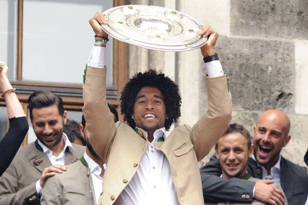 DANTE Bonfim Costa Santos (Bayern Muenchen) mit der Schale,Meisterschale. Gemischtes Double-erstmals feiern die Profis mit den Damen die deutsche Meisterschaft. Meisterfeier FC Bayern Muenchen-Rathausbalkon,Marienplatz.Deutscher Meister. Fussball,Liga 1,1. Bundesliga,Spieltag34,34.Spieltag,24.05.2015.