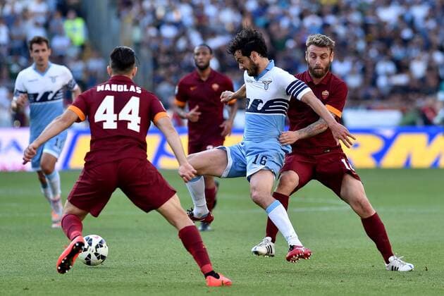 Aktuell FuÃŸball, Italien, Serie A, Lazio Rom - AS Rom 25.05.2015. Rome, Italy. Serie A Football. Lazio - AS Roma. Daniele De Rossi and Konstantinos Manolas challenge Marco Parolo xGiuseppexMaffiax  ActionPlus11624285