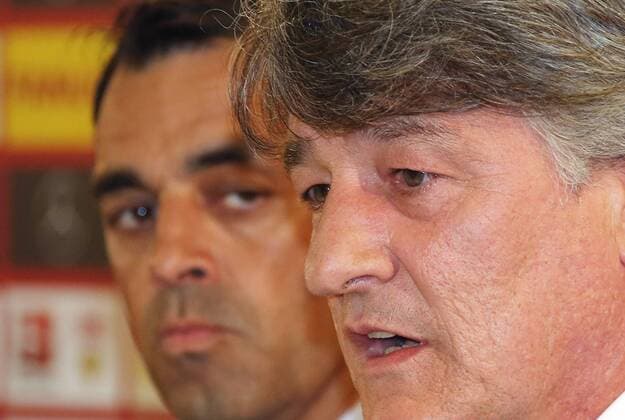 25.05.2015 Stuttgart Fußball 1. Bundesliga VfB Stuttgart Pressekonferenz: v.l. Vorstand Robin Dutt, VfB Präsident Bernd Wahler