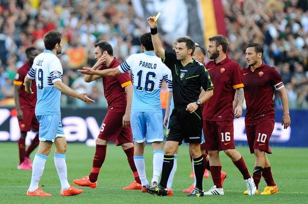Aktuell Fußball, Italien, Serie A, Lazio Rom - AS Rom IPP20150525 Football - soccer: Serie A, Lazio Rom - AS Rom, Referee Nicola Rizzoli shows yellow card to Senad Lulic - xHOCHxZWEIx xItalyxPhotoxPressx 