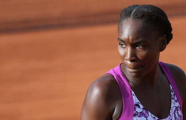 American Venus Williams reacts after a shot during her French Open women s first round match against American Sloane Stephens at Roland Garros in Paris on May 25, 2015. Stephens defeated Williams 7-6 (5), 6-1 to advance to the next round.  PAR20150525706 DAVIDxSILPA