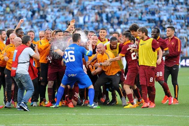 25.05.2015. Rome, Italy. Serie A Football. Lazio versus Roma. Roma s players celebrate at the end of the match for the victory against local rivals Lazio xGiuseppexMaffiax  ActionPlus11624314