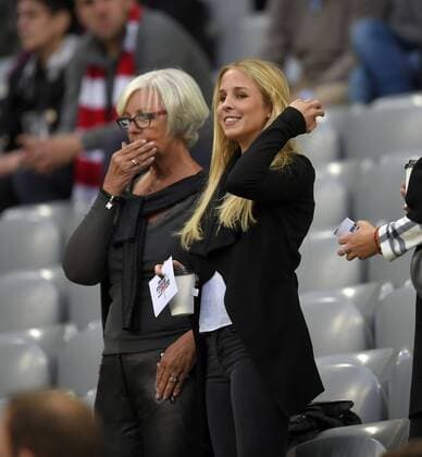 21.04.2015, Fussball Championsleague 2014 2015, Viertelfinale Rückspiel, FC Bayern München - FC Porto, in der Allianz-Arena München. re: Nina Weiss, Freundin von Torwart Manuel Neuer (Bayern) auf der Tribüne mit Neuers Mutter. 