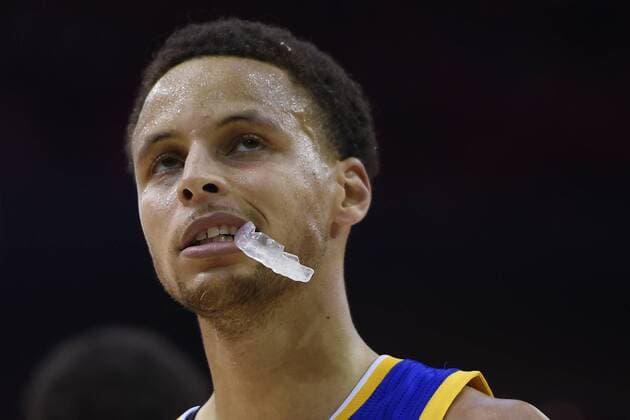 May 25, 2015 - Houston, TX, USA - Golden State Warriors Stephen Curry (30) glances up during a timeout while playing the Houston Rockets during the fourth quarter of Game 4 of the NBA Basketball Herren USA Western Conference finals on Monday, May 25, 2015, at the Toyota Center in Houston, Texas. Golden State Warriors at Houston Rockets - ZUMAm67_