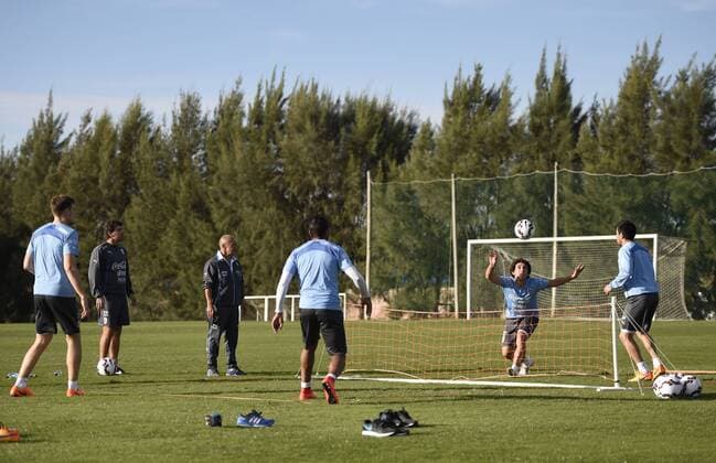 CANELONES, May 25, 2015 -- Players of Uruguay s national soccer team attend a training session in the sports complex Uruguay Celeste in Canelones, 30km away from Montevideo, capital of Uruguay, on May 25, 2015. Uruguay s National Soccer Team is training for the Copa America 2015, to be held from June 11 to July 4 in Chile. Nicolas Celaya) (da) (SP)URUGUAY-CANELONES-COPA AMERICA-TRAINING e NICOLASxCELAYA 
