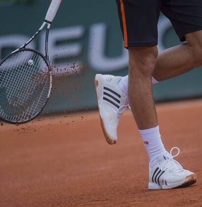 (150527) -- PARIS, May 26, 2015 -- Novak Djokovic of Serbia cleans his shoes during the men s singles first round match against Jarkko Nieminen of Finland at 2015 French Open tennis tournament at Roland Garros, in Paris, France on May 26, 2015. Novak Djokovic won 3-0. )(lm) (SP)FRANCE-PARIS-TENNIS-OPEN ChenxXiaowei 