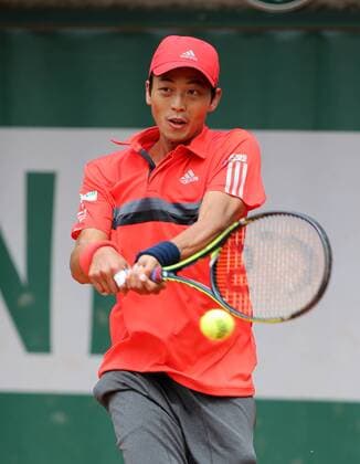 (150527) -- PARIS, May 26, 2015 -- Lu Yen-Hsun of Chinese Taipei competes during the men s singles first round match against Blaz Kavcic of Slovenia at 2015 French Open tennis tournament at Roland Garros, in Paris, France on May 26, 2015. Lu won 3-1. ) (SP)FRANCE-PARIS-TENNIS HanxYan 