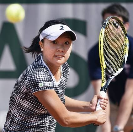 Nara defeated in 2nd round of French Open Japan s Kurumi Nara returns a shot during a French Open 2nd round game against the Czech Republic s Lucie Safarova on May 27, 2015, in Paris. Safarova defeated Nara 6-2, 6-0. 