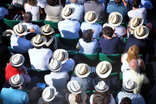 Behütete Zuschauer TENNIS : Roland Garros 2015 - French Open - 27 05 2015 AnthonyBIBARDFEP 