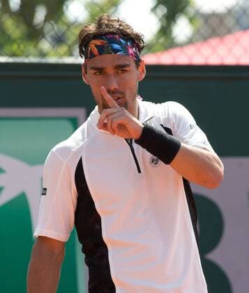 Fabio Fognini (ITA) legt Zeigefinger auf die Lippen und bittet die Zuschauer ruhig zu sein,Emotion, Tennis - French Open 2015 - Grand Slam ITF ATP Tennis Herren WTA Tennis Damen - Roland Garros - Paris - - France - 27 May 2015. Juergen Hasenkopf