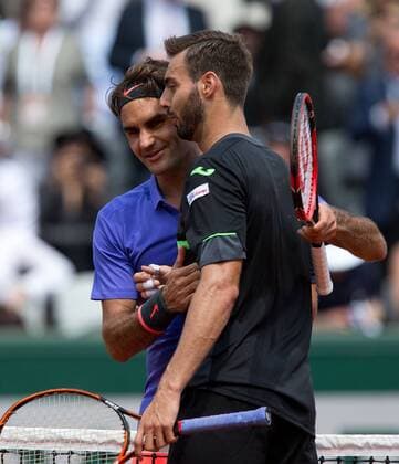 Marcel Granollers (ESP) gratuliert dem Sieger Roger Federer (SUI) Tennis - French Open 2015 - Grand Slam ITF ATP Tennis Herren WTA Tennis Damen - Roland Garros - Paris - - France - 27 May 2015. Juergen Hasenkopf