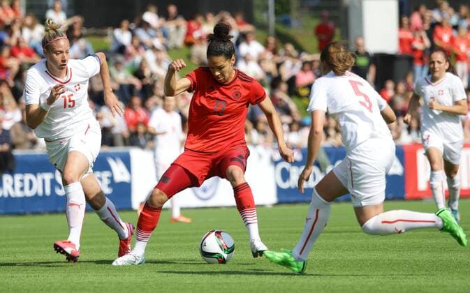 Baden , Fußball Länderspiel Frauen Schweiz vs. Deutschland , von links: Caroline Abbe ( CH ) Celia Sasic ( GER ) Noelle Maritz ( CH )