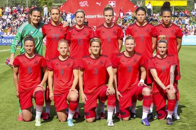 Mannschaftsfoto: Nadine ANGERER, DFB 1 Lena GOESSLING, DFB 20 Jennifer CRAMER, DFB 15 Simone LAUDEHR, DFB 6 Annike KRAHN, DFB 5 Celia SASIC, DFB 13 Melanie LEUPOLZ, DFB 16 Leonie MAIER, DFB 4 Saskia BARTUSIAK, DFB 3 Alexandra POPP, DFB 18 Anja MITTAG, DFB 11 SCHWEIZ - DEUTSCHLAND ( 1: 3) Fussball Laenderspiel Damen Vorbereitung zur WM in Kanada, Baden, Schweiz 27.05.2015 Freundschaftsspiel