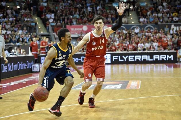 Clifford Hammonds (Alba Berlin), Nihad Djedovic (FC Bayern Muenchen Basketball) , v.li. Aktion, FC Bayern Muenchen Basketball vs Alba Berlin, Playoff, Halbfinale, Basketball Bundesliga Saison 2014 2015, Beko BBL,28.05.15