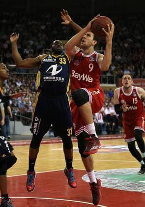 28.05.2015,BBL,Saison 2014 2015,FC Bayern vs Alba Berlin,Audi Dome München, Basketball 28.05.2015,FC Bayern Basketball vs Alba Berlin,Audi Dome München,Basketball,Sport,im Bild: Jamel McLean vs Vasilije Micic