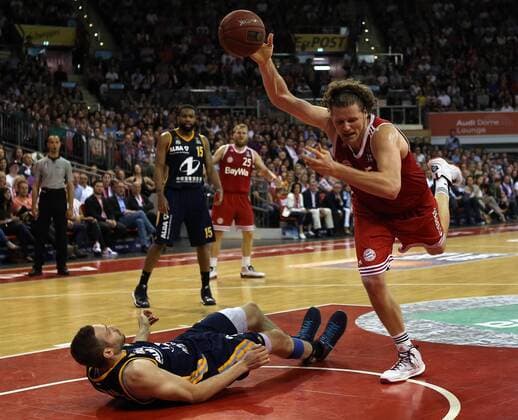 28.05.2015,BBL,Saison 2014 2015,FC Bayern vs Alba Berlin,Audi Dome München, Basketball 28.05.2015,FC Bayern Basketball vs Alba Berlin,Audi Dome München,Basketball,Sport,im Bild: Marko Banic am Boden vs John Bryant