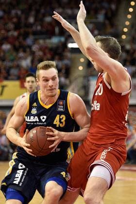 Leon Radosevic (Alba Berlin), Dusko Savanovic (FC Bayern Muenchen Basketball) , v.li. Aktion, FC Bayern Muenchen Basketball vs Alba Berlin, Playoff, Halbfinale, Basketball Bundesliga Saison 2014 2015, Beko BBL,28.05.15