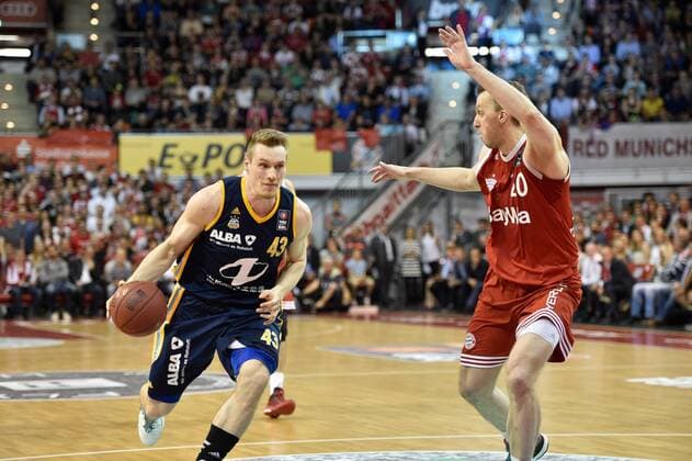 Leon Radosevic (Alba Berlin), Dusko Savanovic (FC Bayern Muenchen Basketball) , v.li. Aktion, FC Bayern Muenchen Basketball vs Alba Berlin, Playoff, Halbfinale, Basketball Bundesliga Saison 2014 2015, Beko BBL,28.05.15