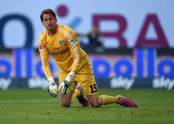 FUSSBALL 1. BUNDESLIGA SAISON 2014 2015 RELEGATION HINSPIEL Hamburger SV - Karlsruher SV 28.05.2015 Torwart Rene Adler (Hamburger SV) schaut nach dem 0:1 enttaeuscht den Ball nach 