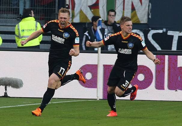 Hamburger SV - Karlsruher SC 1. Fussball Bundesliga Relegations-Hinspiel Saison 2014-2015 Hamburger SV - Karlsruher SC in der Imtech Arena Hamburg 0 - 1 Torjubel v.l.: Rouwen Hennings (Karlsruher SC), Philipp Max (Karlsruher SC)