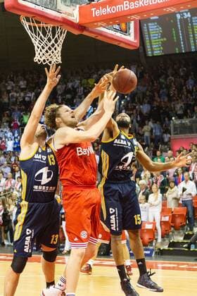 GER, Beko BBL Playoff Halbfinale , FC Bayern Muenchen vs. Alba Berlin 28.05.2015, Audi Dome, Muenchen, GER, Beko BBL Playoff Halbfinale , FC Bayern Muenchen vs. Alba Berlin, im Bild Marko Banic (Alba 13) und Reggie Redding (Alba 15) stoppen John Bryant (FCB 54) nphxStraubmeier