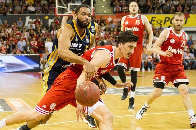GER, Beko BBL Playoff Halbfinale , FC Bayern Muenchen vs. Alba Berlin 28.05.2015, Audi Dome, Muenchen, GER, Beko BBL Playoff Halbfinale , FC Bayern Muenchen vs. Alba Berlin, im Bild Reggie Redding (Alba 15) stoppt Nihad Djedovic (FCB 14) nphxStraubmeier