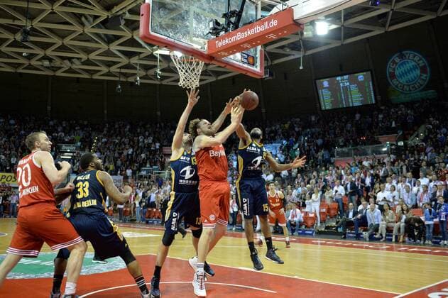 Dusko Savanovic (FC Bayern Muenchen Basketball) , Jamel McLean (Alba Berlin), Marko Banic (Alba Berlin), John Bryant (FC Bayern Muenchen Basketball) , Reggie Redding (Alba Berlin), v.li. Aktion, FC Bayern Muenchen Basketball vs Alba Berlin, Playoff, Halbfinale, Basketball Bundesliga Saison 2014 2015, Beko BBL,28.05.15