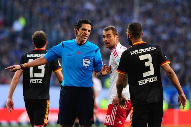 Fussball 1. Bundesliga Relegation Hamburger SV - Karlsruher SC am 28.05.2015 in der Imtech Arena in Hamburg Schiedsrichter Deniz Aytekin , links - Pierre-Michel Lasogga ( Hamburg ), mitte - Daniel Gordon ( Karlsruhe ), rechts