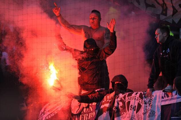 GER, 1.FBL, Relegation, Hinspiel, Hamburger SV vs Karsruher SC 28.05.2015, Imtech Arena, Hamburg, GER, 1. FBL, Relegation, Hinspiel, Hamburger SV Karlsruher SC, im Bild Feature die Karlsruher Fans zuenden Leuchtsignale nordphotoxWitke