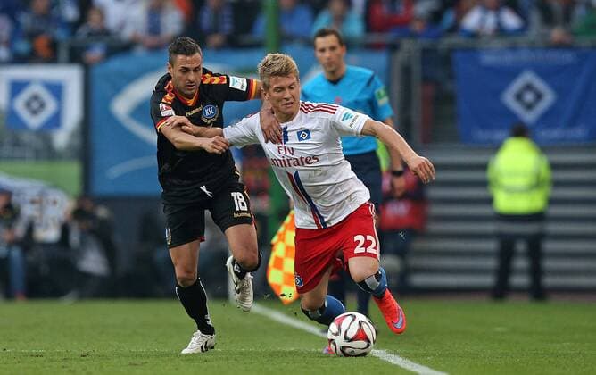 28.05.2015, Fussball Saison 2014 2015, Relegation Hinspiel, Hamburger SV - Karlsruher SC in der IMTECH-Arena Hamburg, v.l. Manuel Torres (Karlsruhe) gegen Matthias Ostrzolek (Hamburg) 