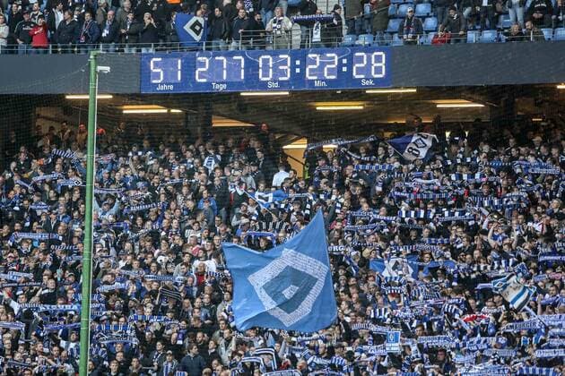 Deutschland, Hamburg , Imtech Arena, Fussball, 1. , 2. Bundesliga, Relegation, Hinspiel, Saison 2014 2015 , Hamburger SV - Karlsruher SC, HSV Fans jubeln unter der Bundesligauhr