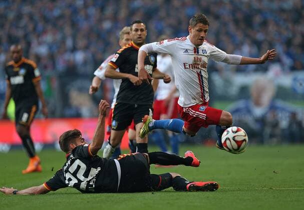 28.05.2015, Fussball Saison 2014 2015, Relegation Hinspiel, Hamburger SV - Karlsruher SC in der IMTECH-Arena Hamburg, v.l. Enrico Valentini (Karlsruhe) gegen Ivo Ilicevic (Hamburg) 