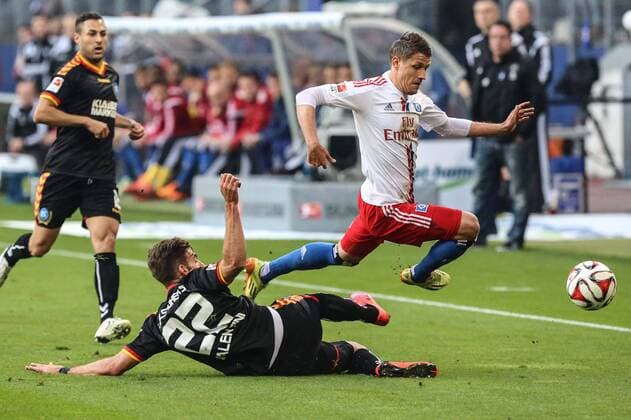 Deutschland, Hamburg , Imtech Arena, Fussball, 1. , 2. Bundesliga, Relegation, Hinspiel, Saison 2014 2015 , Hamburger SV - Karlsruher SC, Ivo Ilicevic( HSV) wird von Enrico Valentini (KSC) gefoult