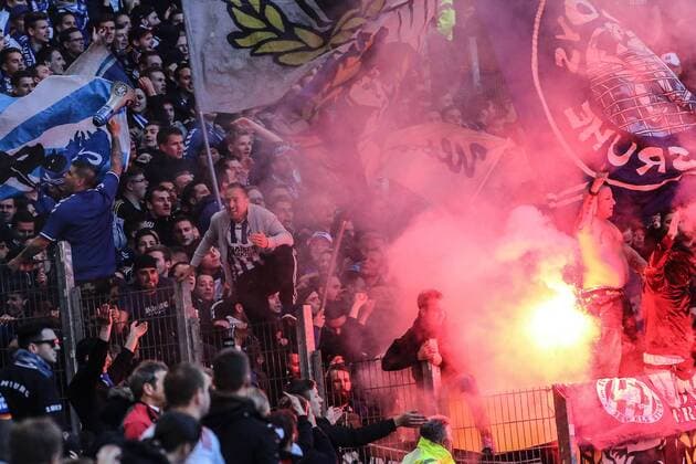 Deutschland, Hamburg , Imtech Arena, Fussball, 1. , 2. Bundesliga, Relegation, Hinspiel, Saison 2014 2015 , Hamburger SV - Karlsruher SC, KSC Fans zünden Pyrotechnik nach dem 0:1