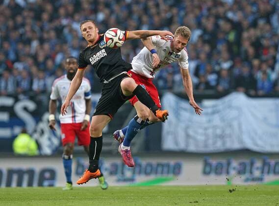 28.05.2015, Fussball Saison 2014 2015, Relegation Hinspiel, Hamburger SV - Karlsruher SC in der IMTECH-Arena Hamburg, v.l. Rouwen Hennings (Karlsruhe) gegen Slobodan Rajkovic (Hamburg) 