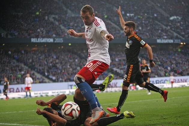 28.05.2015, Fussball Saison 2014 2015, Relegation Hinspiel, Hamburger SV - Karlsruher SC in der IMTECH-Arena Hamburg, v.l. Daniel Gordon (Karlsruhe) gegen Pierre-Michel Lasogga (Hamburg) 