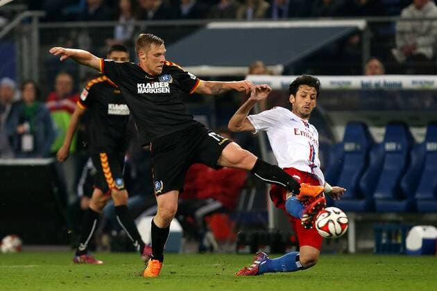Hamburger SV - Karlsruher SC 1. Fussball Bundesliga Relegations-Hinspiel Saison 2014-2015 Hamburger SV - Karlsruher SC in der Imtech Arena Hamburg v.l.: Rouwen Hennings (Karlsruher SC), Gojko Kacar (Hamburger SV)