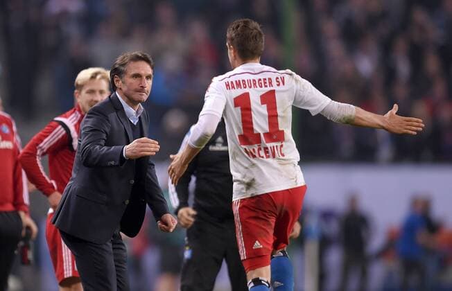 FUSSBALL 1. BUNDESLIGA SAISON 2014 2015 RELEGATION HINSPIEL Hamburger SV - Karlsruher SC 28.05.2015 Ivo Ilicevic (re) bejubelt seinen Treffer zum 1:1 mit Trainer Bruno Labbadia (li, Hamburger SV) 