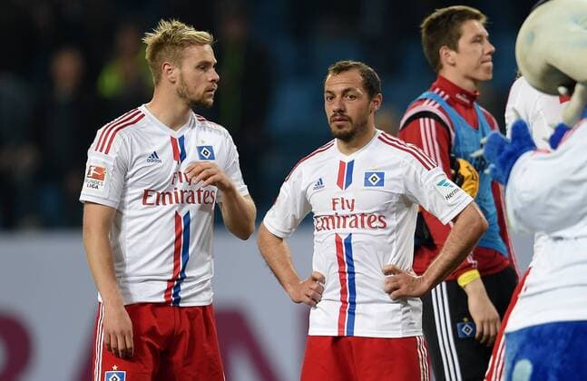 FUSSBALL 1. BUNDESLIGA SAISON 2014 2015 RELEGATION HINSPIEL Hamburger SV - Karlsruher SC 28.05.2015 Maximilian Beister (li) und Marcelo Diaz (re, beide Hamburger SV) nach dem Abpfiff 