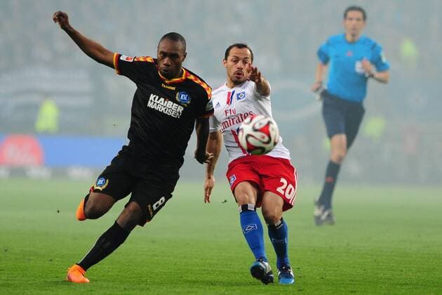 Fussball 1. Bundesliga Relegation Hamburger SV - Karlsruher SC am 28.05.2015 in der Imtech Arena in Hamburg Reinhold Yabo ( Karlsruhe ), links - Marcelo Diaz ( Hamburg ), rechts